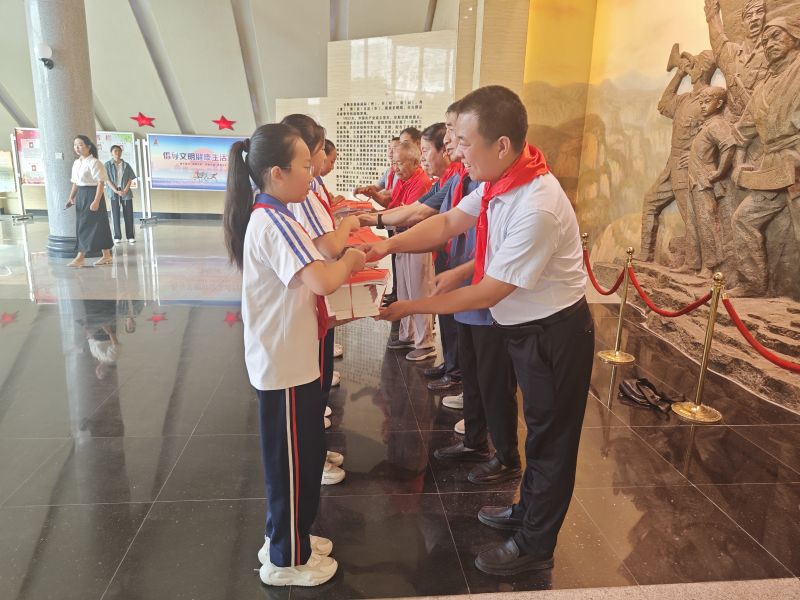 河南安阳：北关区关工委举行“青少年党史学习月 老少携手讲故事”暨赠书活动 